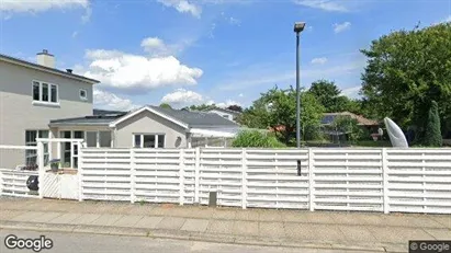 Boligudlejningsejendomme til salg i Brande - Foto fra Google Street View Boligudlejningsejendomme til salg i Brande - Foto fra Google Street View