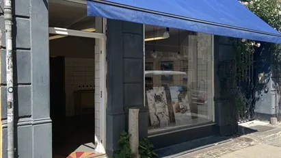 Sydvendt butik med stort butiksvindue i hyggelige Sankt Peders Stræde